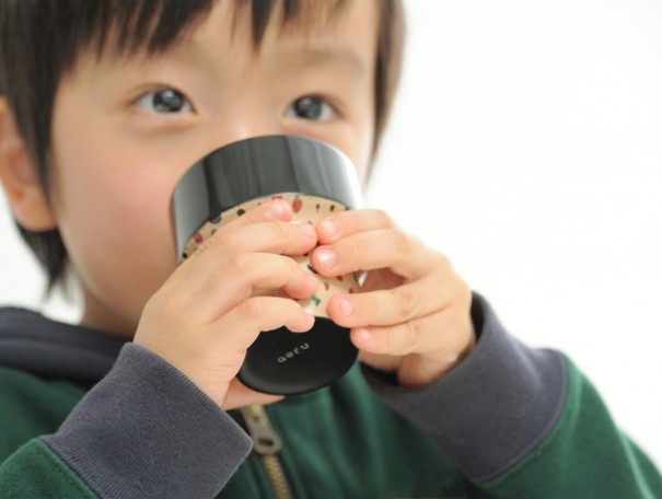 子どもが自然と両手で、大切に持ちたくなるこぼしにくいカタチ