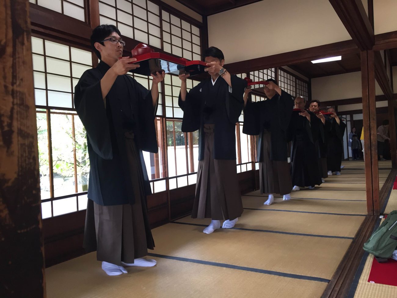 01_粥膳を運ぶ